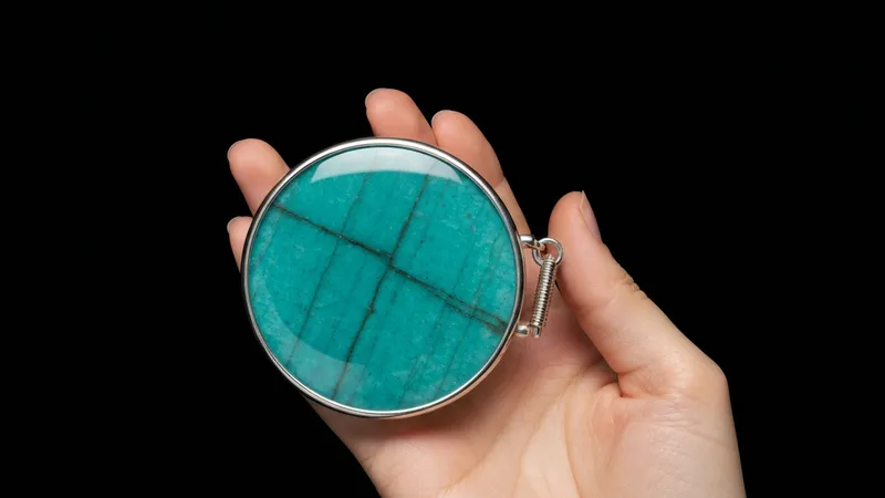 Bague émeraude ajustable : confort et style