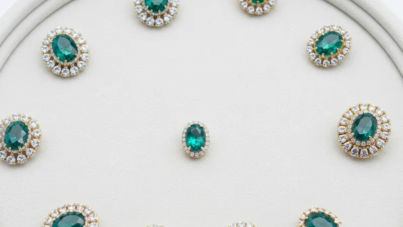 Bague émeraude en or blanc : modernité et élégance