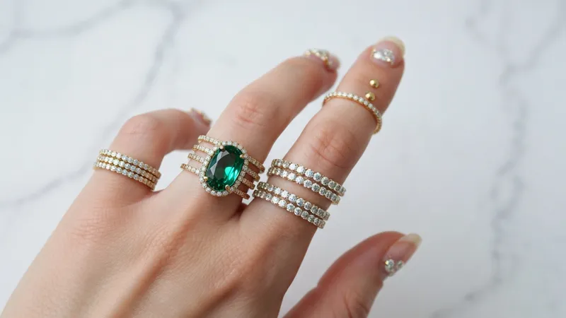 Bague émeraude et bijoux stacking : la tendance à porter ensemble
