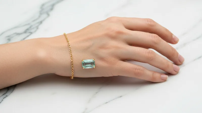 Bague émeraude minimaliste : simplicité chic