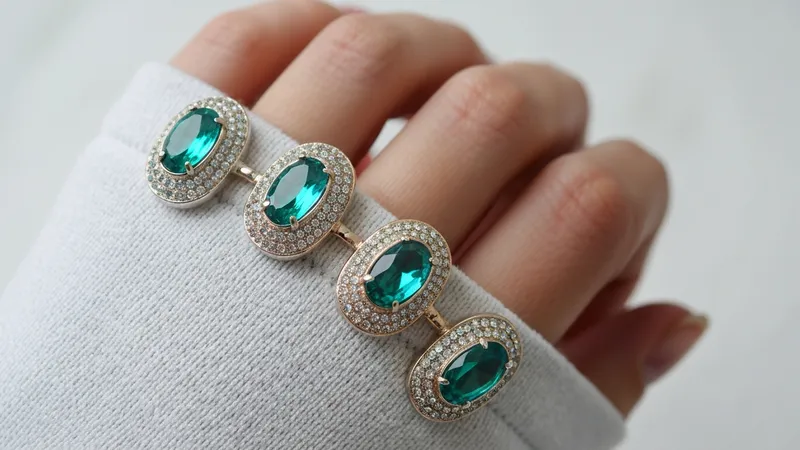 Bague émeraude pour les petites mains : conseils et astuces